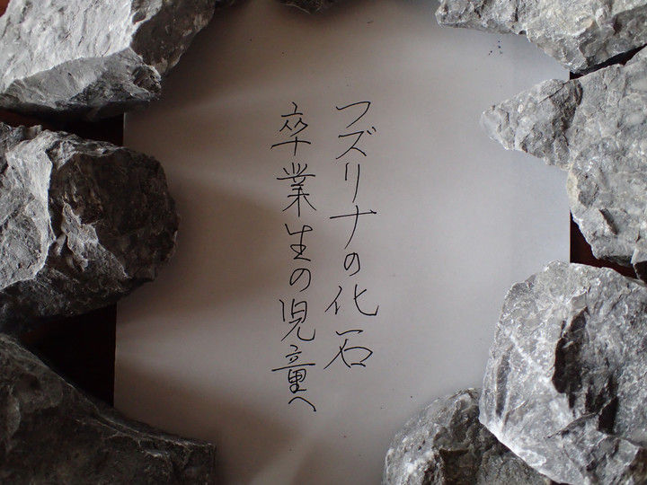 6年前学生時代にヤスリで擦ったただの石 なんだそれwと思ったらガチで石に頃されてて笑った